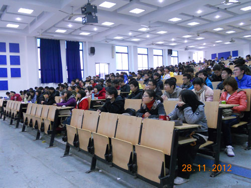 图7为宣讲会现场(电子科学与工程学院,人文与社会科学学院学生)