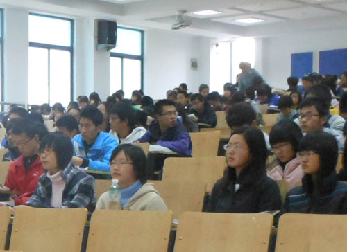 图8为宣讲会现场(外国语学院、地理与生物信息学院、教育科学与技术学院学生)