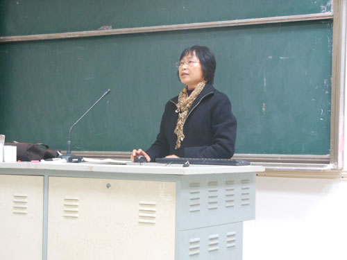 图1教务处方小玉老师在向学生进行学籍宣讲