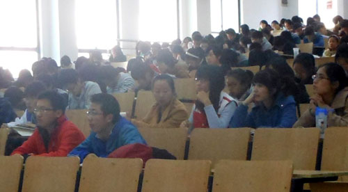 图2为宣讲会现场(物联网学院,经济与管理学院部分学生)